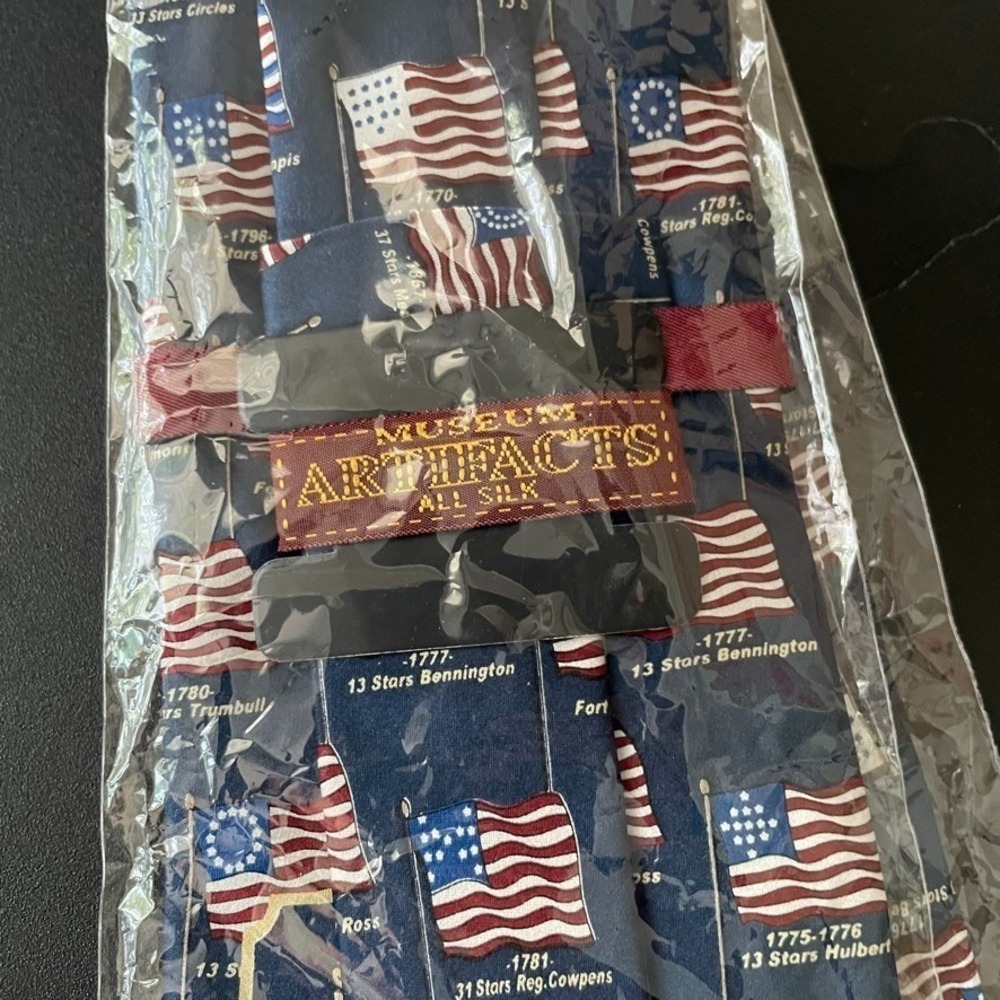 Museum Artifacts Silk Tie Historic American Flags Patriotic NIP - Picture 3 of 6
